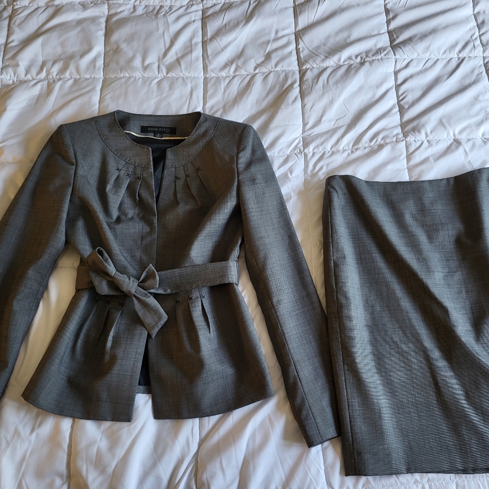 Anne Klein Grey Suit Size 2